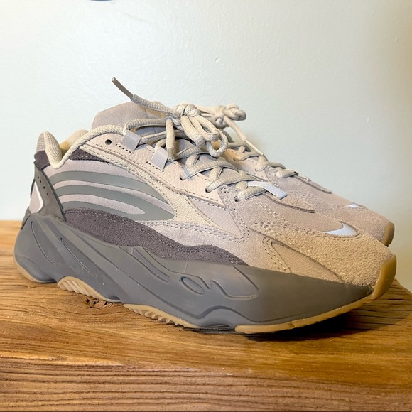 Yeezy 700 - Picture 8 of 12